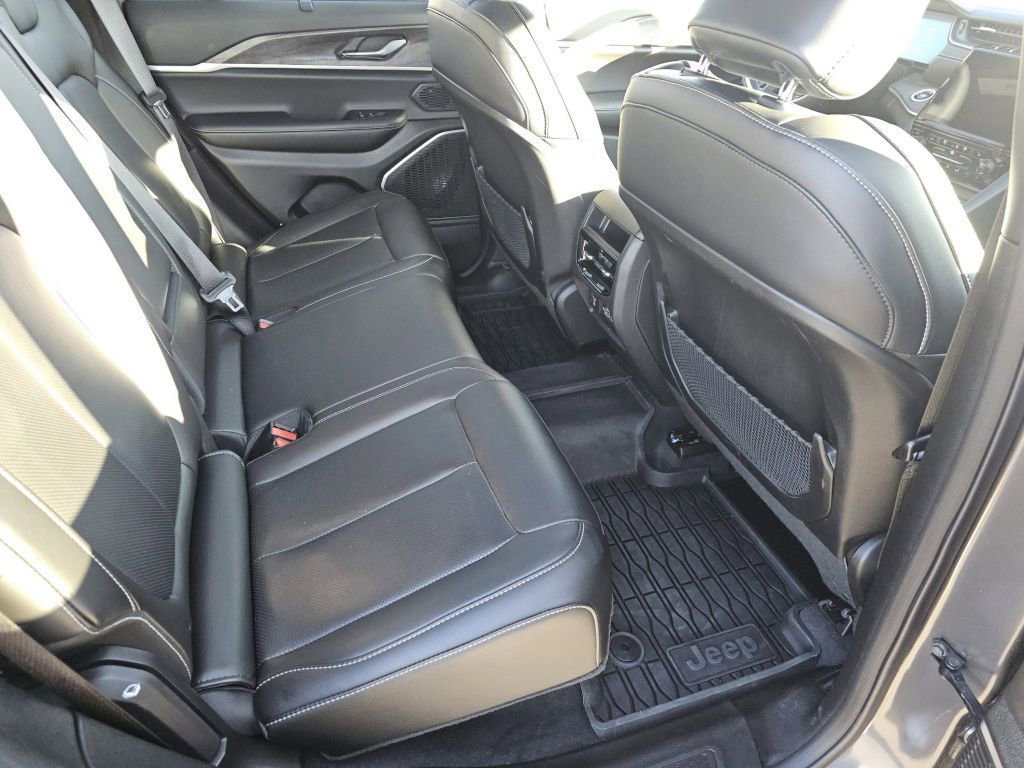 Used 2025 Jeep Grand Cherokee Limited w/ Luxury Tech Group II image 5