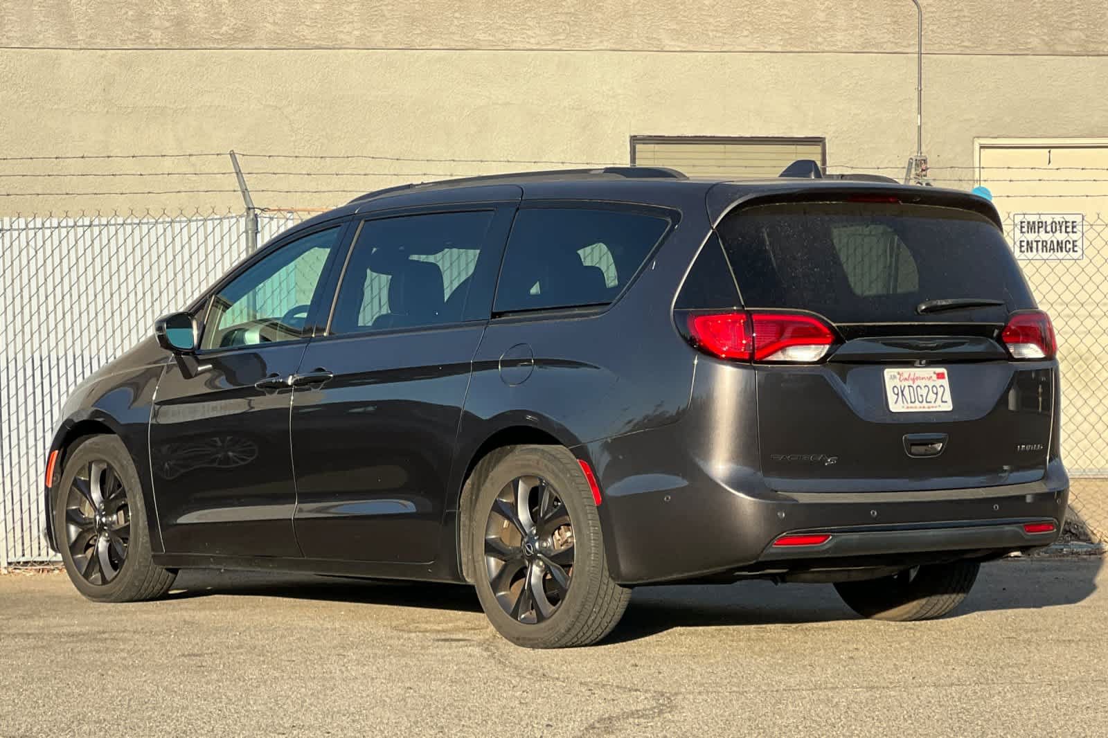 Used 2018 Chrysler Pacifica Limited w/ Advanced Safetytec Group FWD image 5
