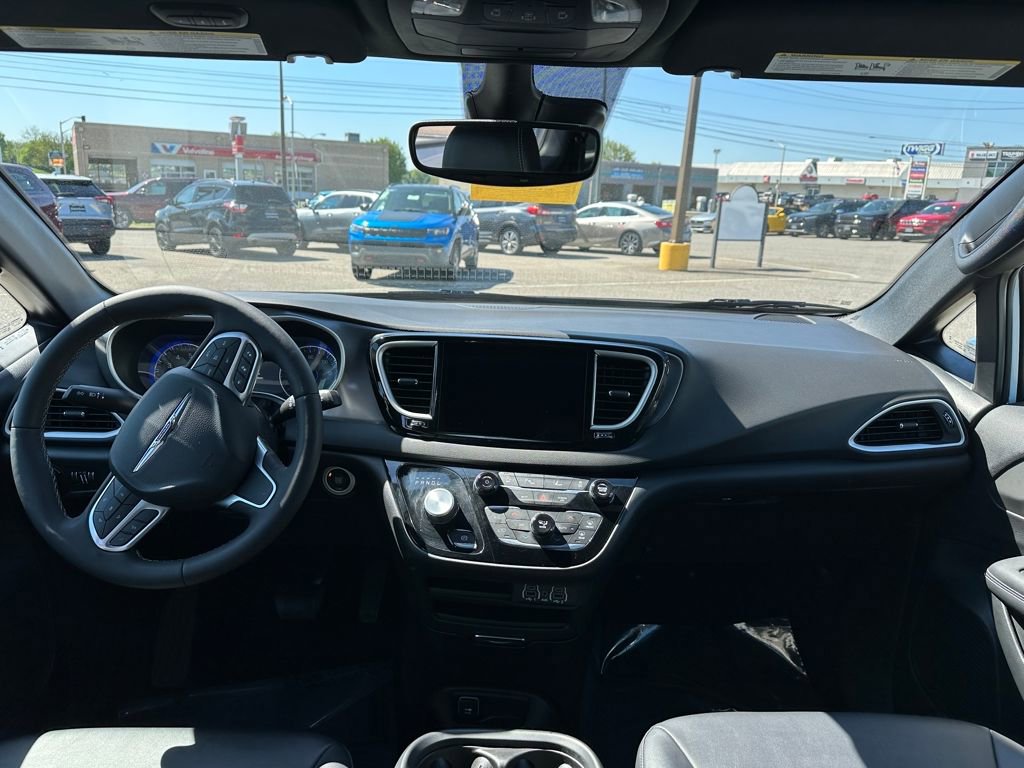 Used 2025 Chrysler Pacifica Select FWD image 7
