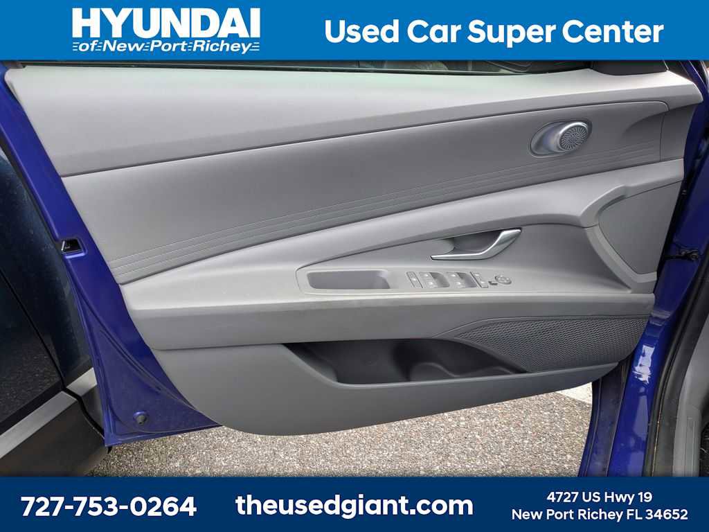Used 2023 Hyundai Elantra SE w/ Cargo Package image 9