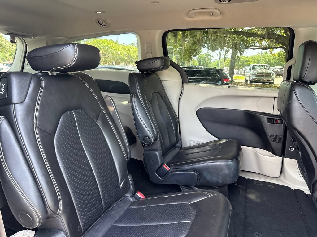 Used 2023 Chrysler Pacifica Touring-L FWD image 28