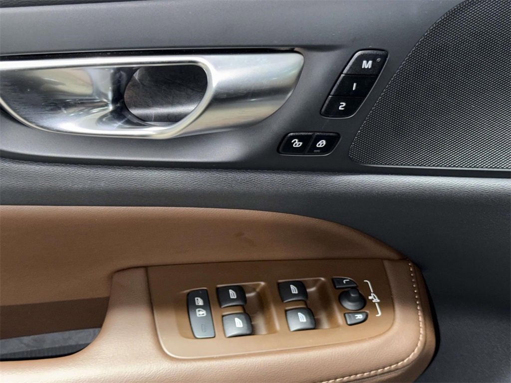 Used 2025 Volvo V60 B5 Cross Country Plus image 21