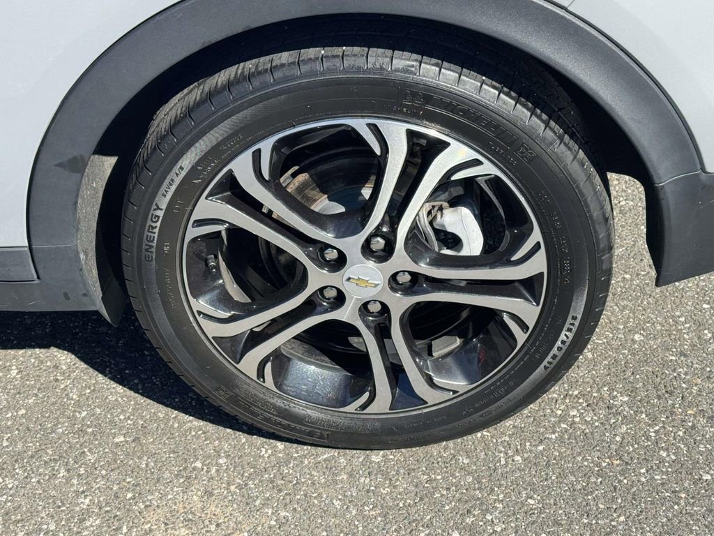 Used 2020 Chevrolet Bolt Premier w/ Infotainment Package FWD image 9