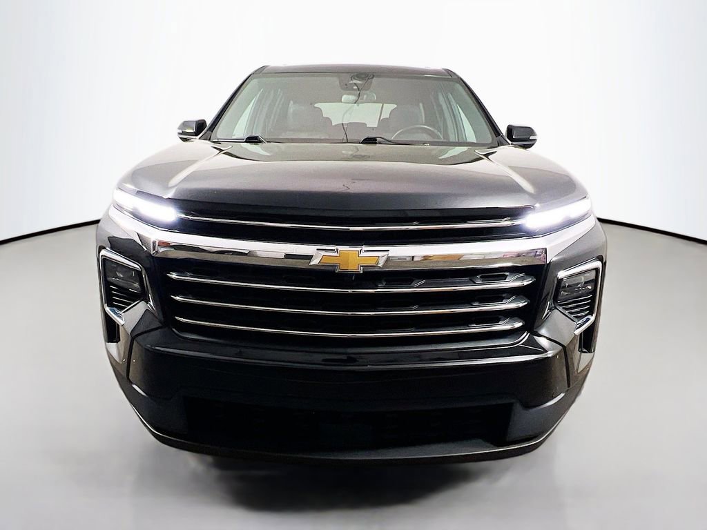 Used 2025 Chevrolet Traverse LT FWD image 2