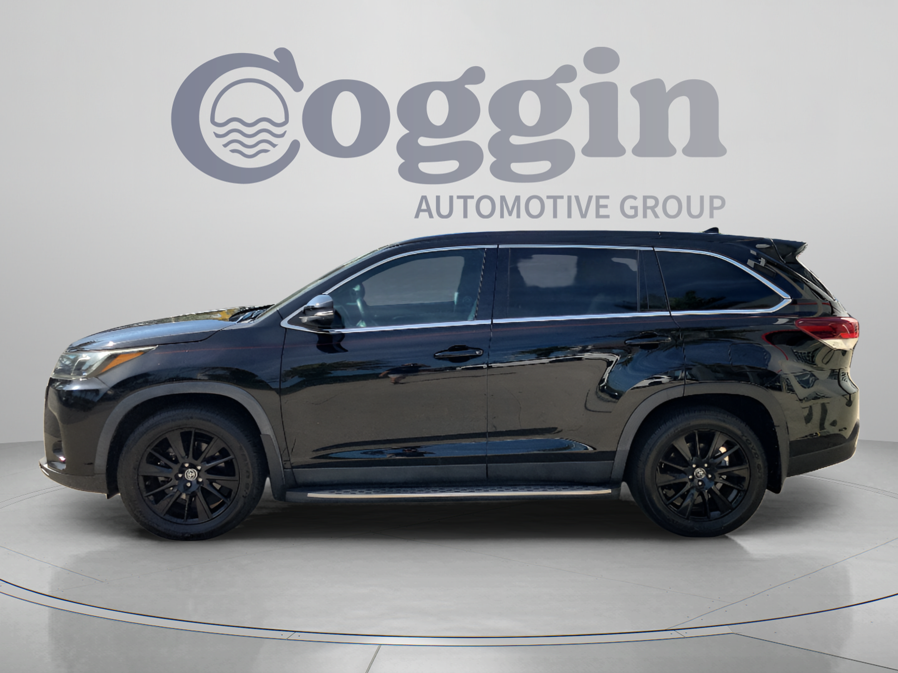 Used 2019 Toyota Highlander SE FWD image 2