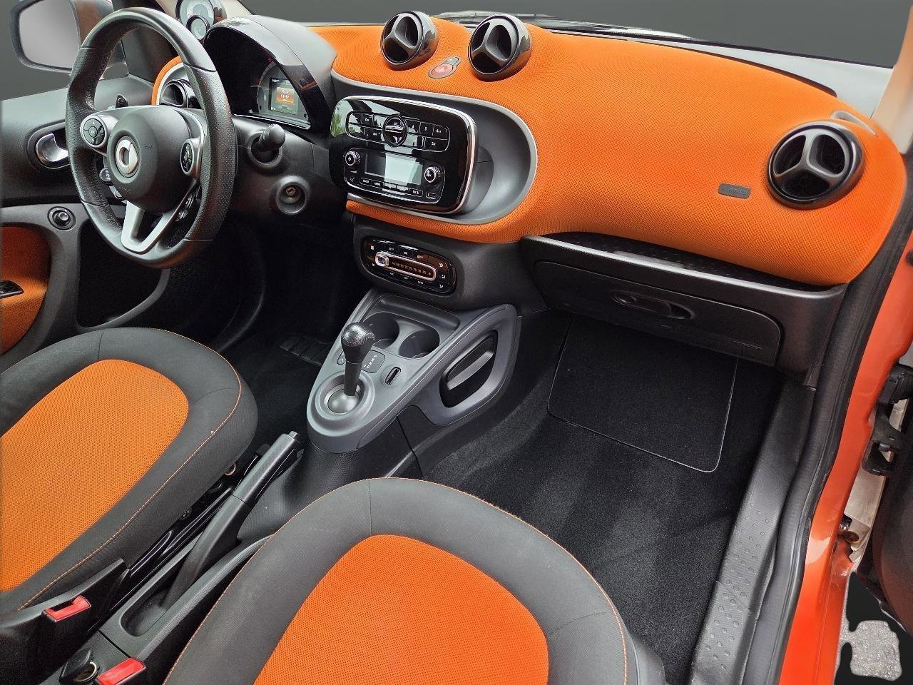Used 2016 smart fortwo passion RWD image 13
