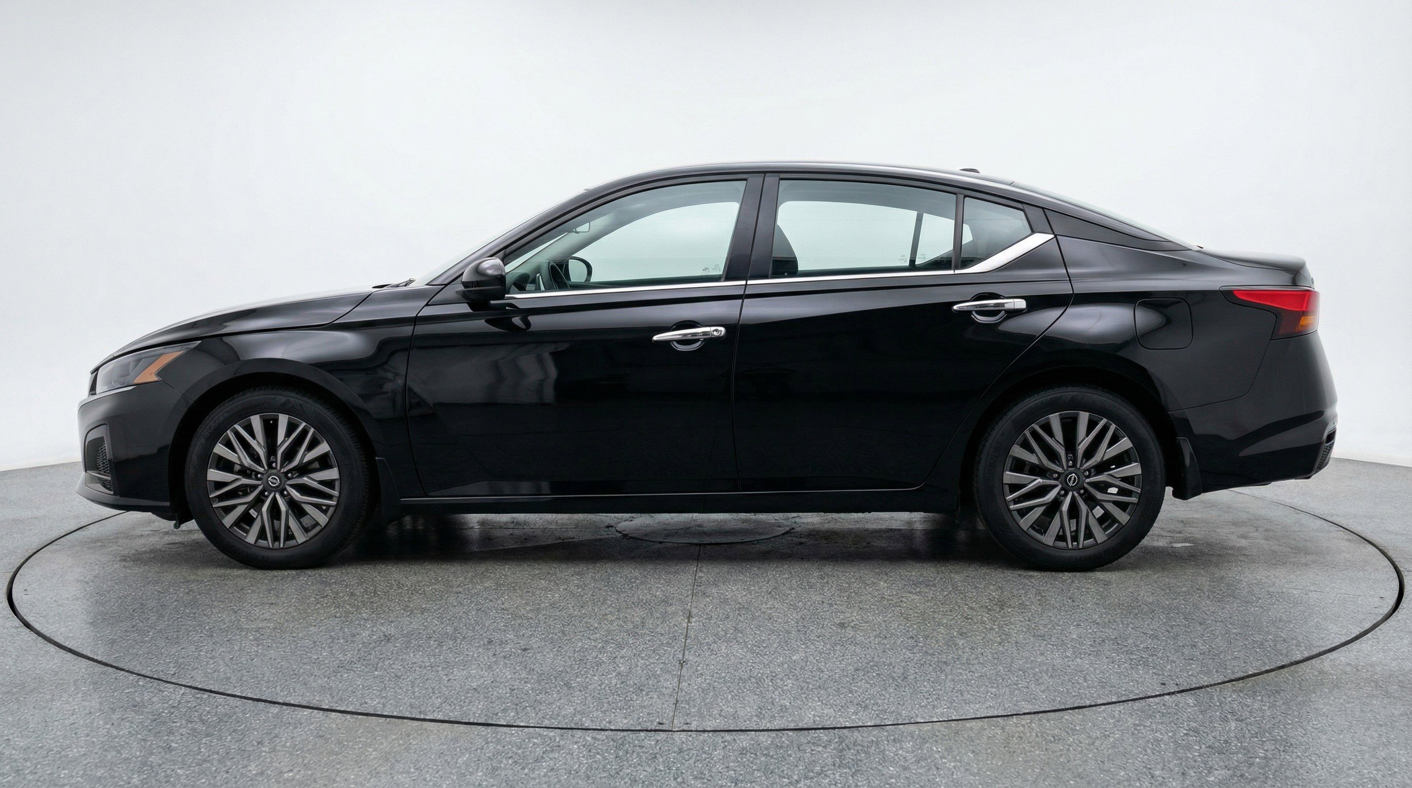 Used 2025 Nissan Altima 2.5 SV FWD image 5
