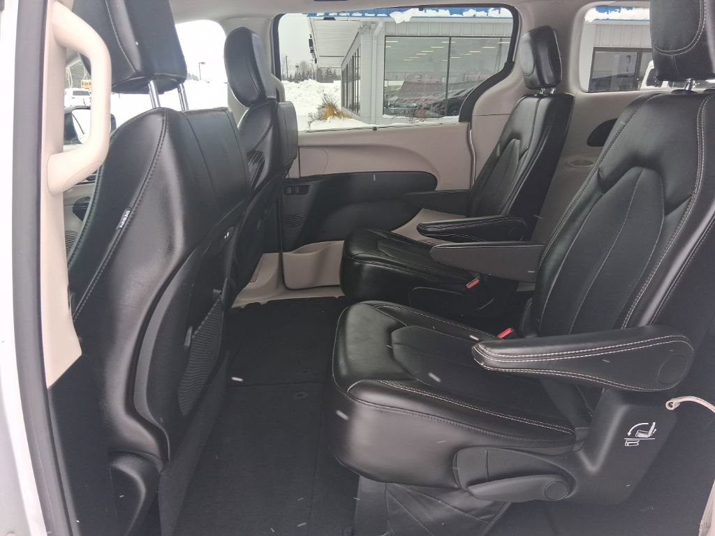 Used 2024 Chrysler Pacifica Touring-L image 19