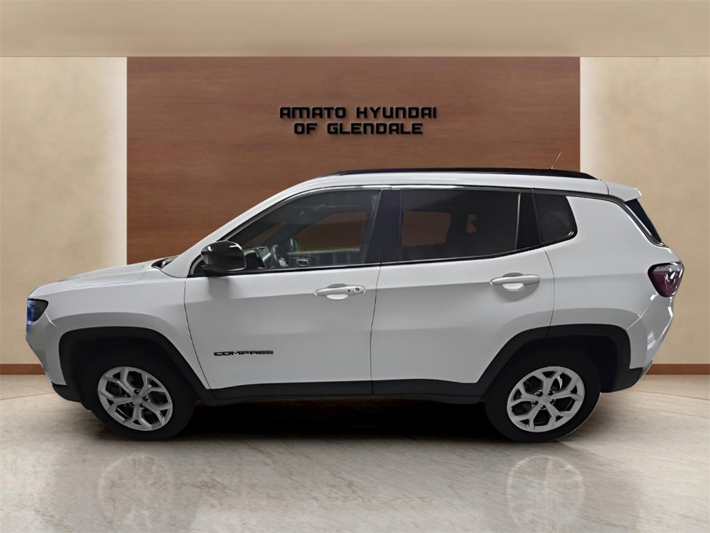 Used 2024 Jeep Compass Latitude image 3