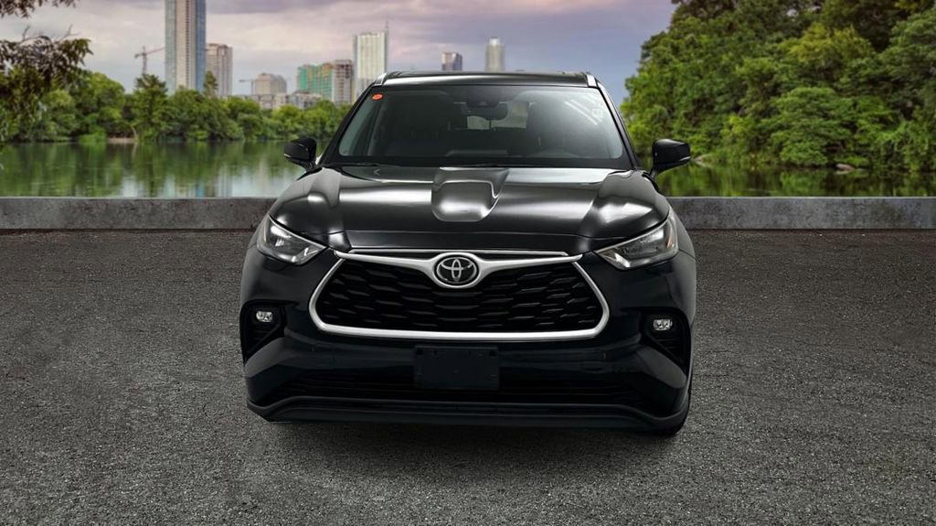 Used 2020 Toyota Highlander XLE AWD/4WD image 2