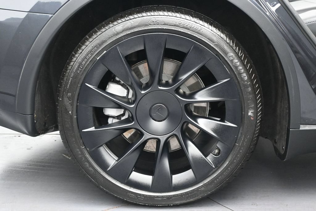 Used 2024 Tesla Model Y 2WD image 39