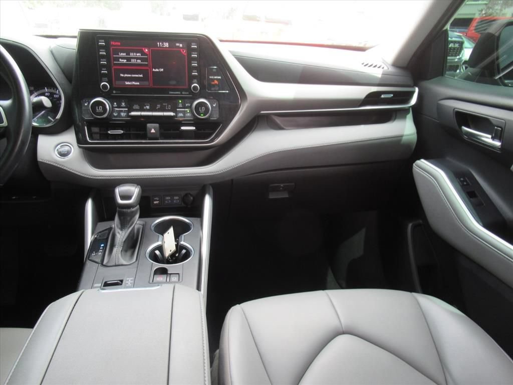 Used 2022 Toyota Highlander XLE FWD image 14