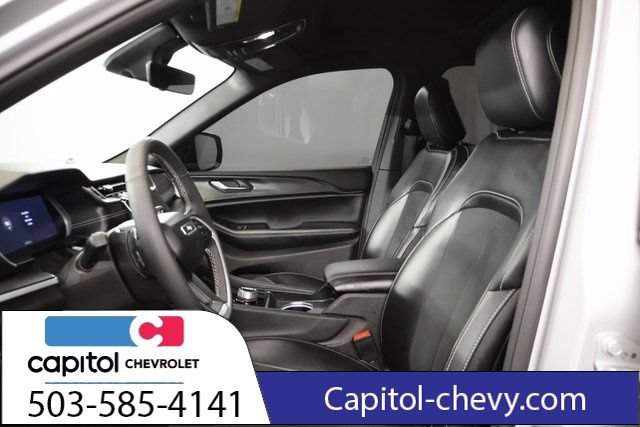 Used 2025 Jeep Grand Cherokee Altitude AWD/4WD image 12