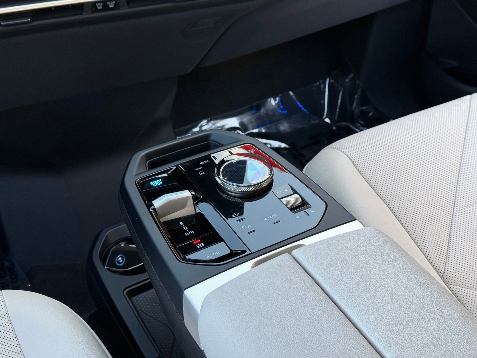 Used 2023 BMW iX xDrive50 w/ Sport Package image 23