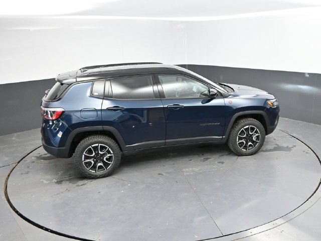New 2026 Jeep Compass Trailhawk w/ Sun, Sound & Navigation Group AWD/4WD image 33