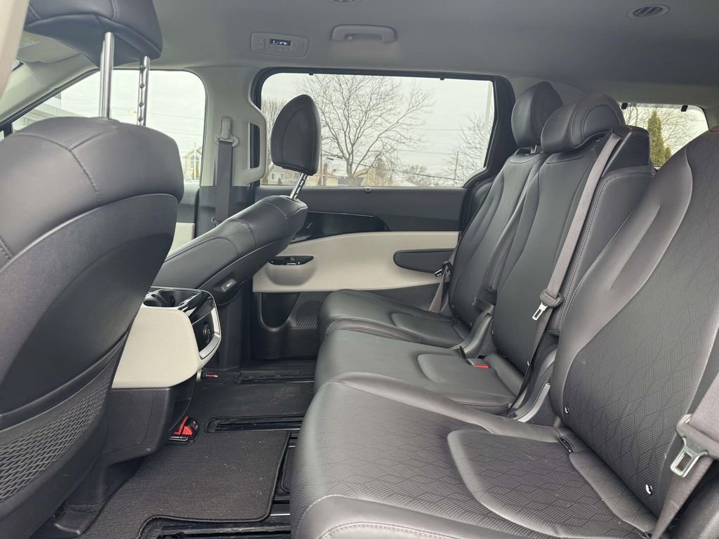Used 2023 Kia Carnival EX image 11