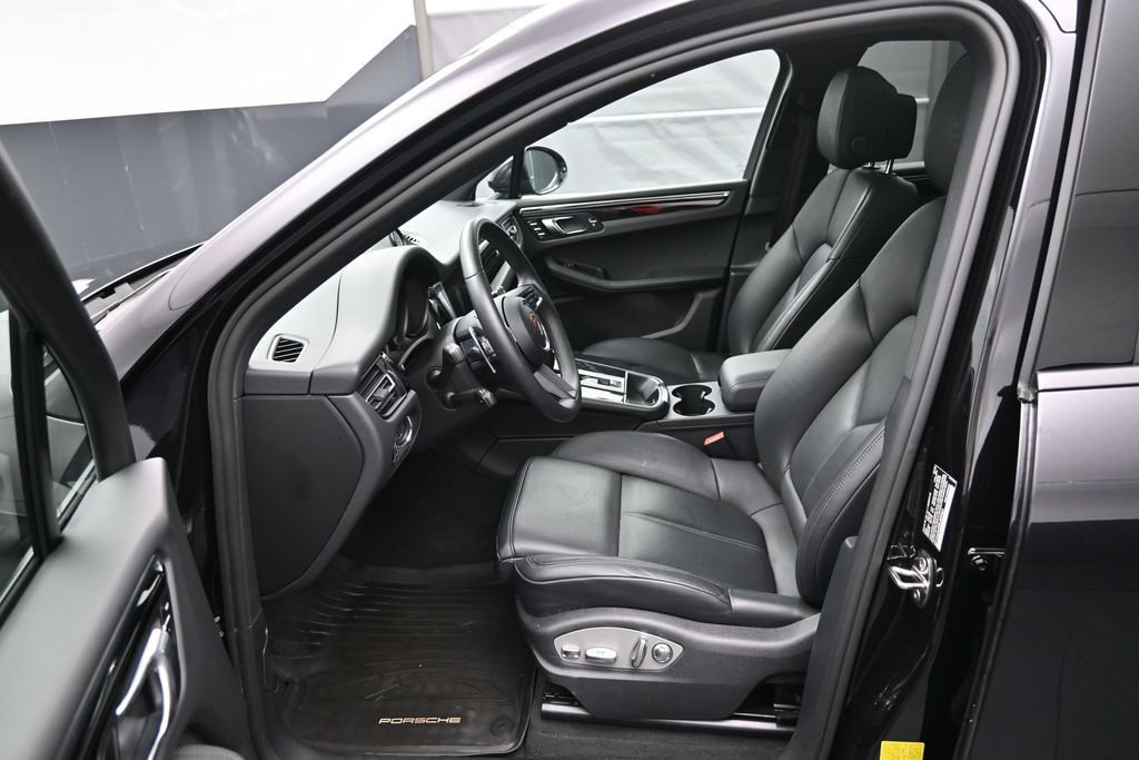 Certified 2025 Porsche Macan AWD/4WD image 9