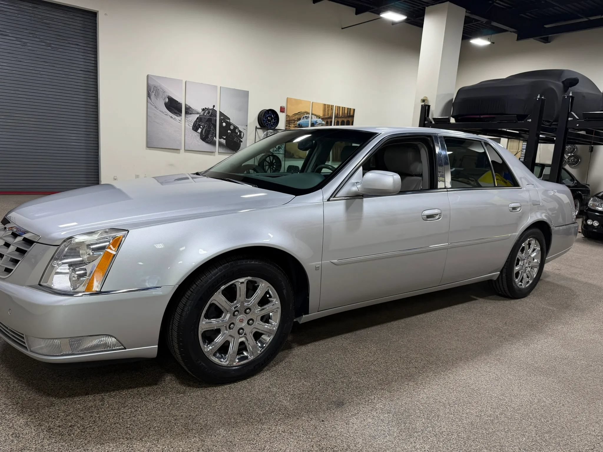 Used 2009 Cadillac DTS w/ Trunk Convenience Package FWD image 10