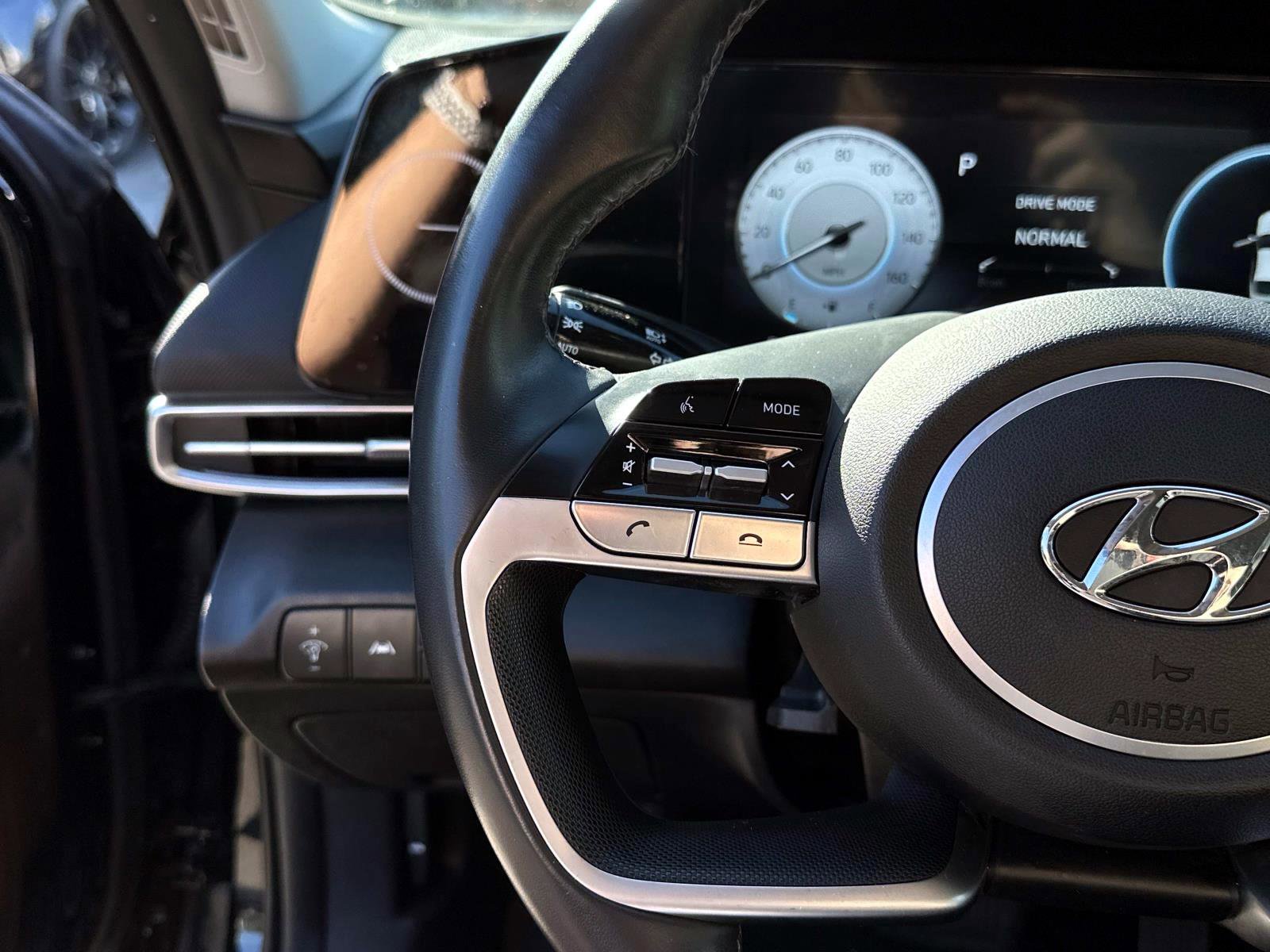 Used 2023 Hyundai Elantra Limited w/ Preferred Accessory Package image 26