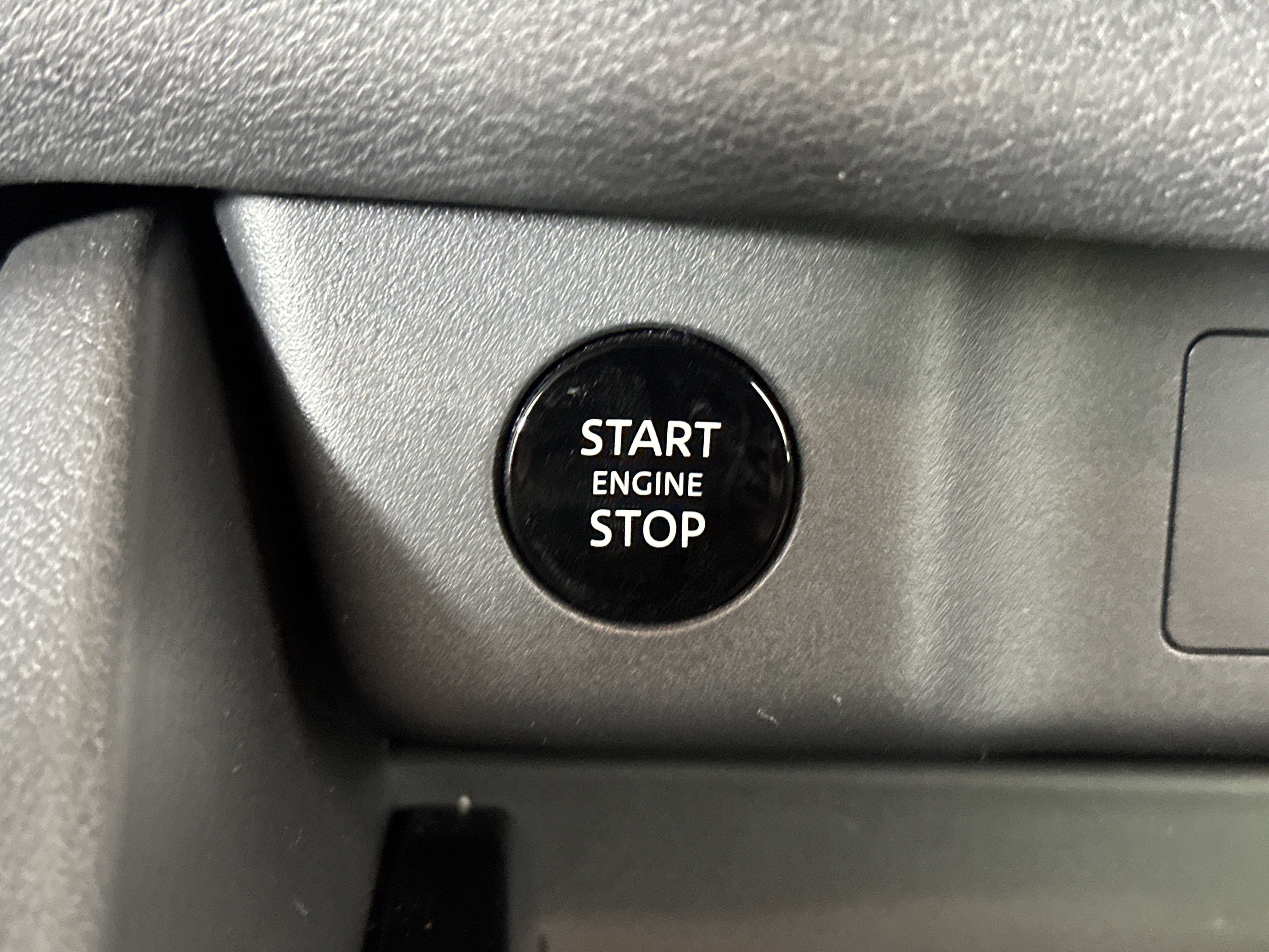 Certified 2025 Nissan Rogue SV image 25