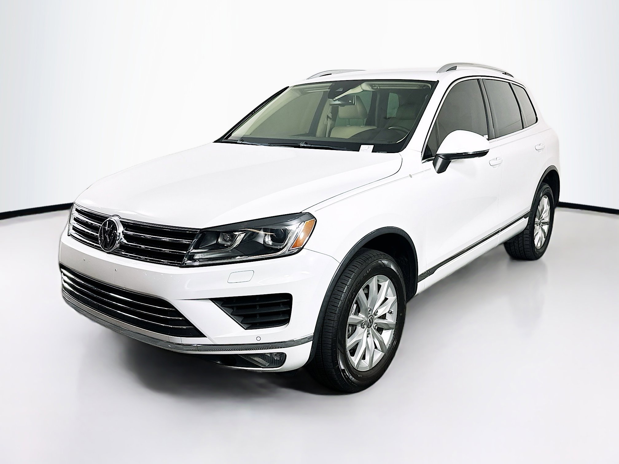 Used 2016 Volkswagen Touareg Sport image 3