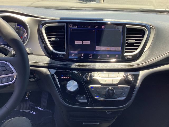 New 2027 Chrysler Pacifica Select FWD image 17