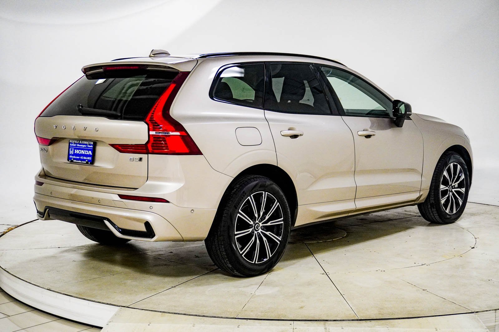 Used 2025 Volvo XC60 B5 Plus image 10