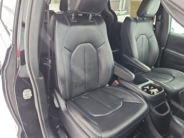 Used 2025 Chrysler Pacifica Select image 34