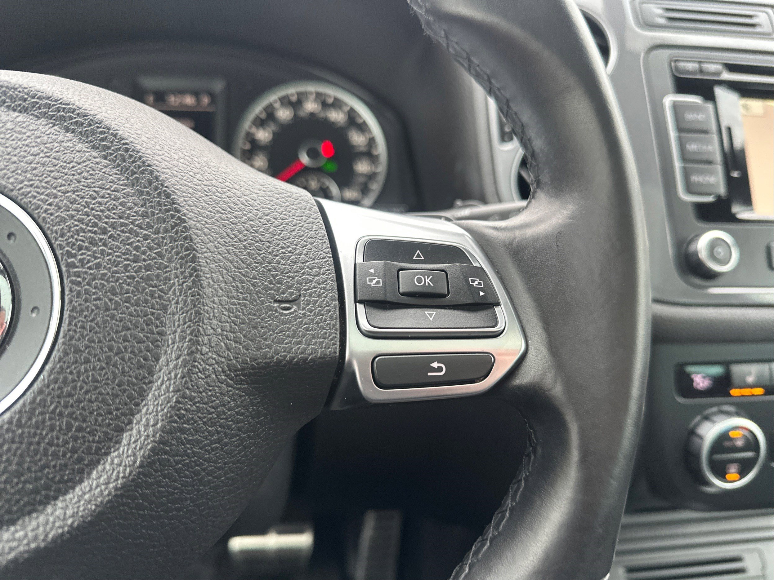 Used 2015 Volkswagen Tiguan R-Line image 36