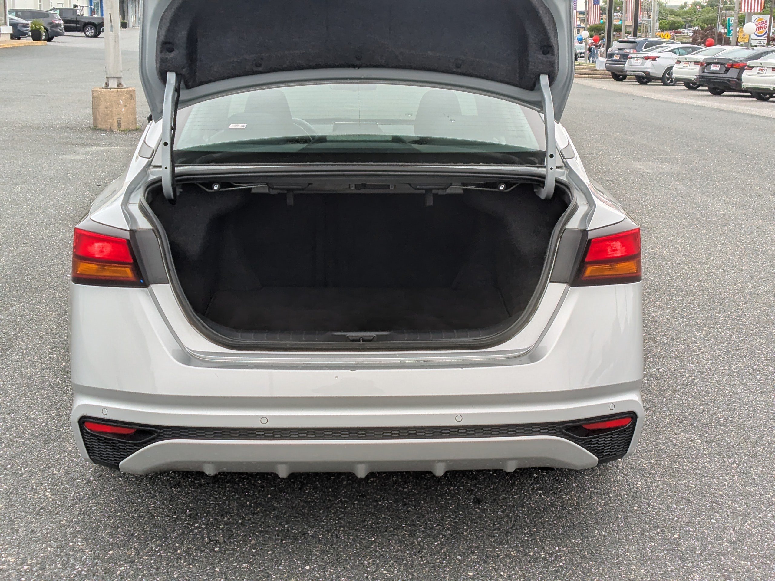 Used 2024 Nissan Altima 2.5 SV FWD image 8
