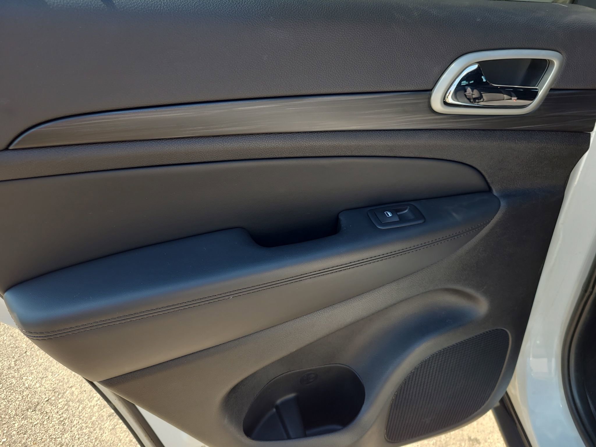 Used 2021 Jeep Grand Cherokee Laredo image 25