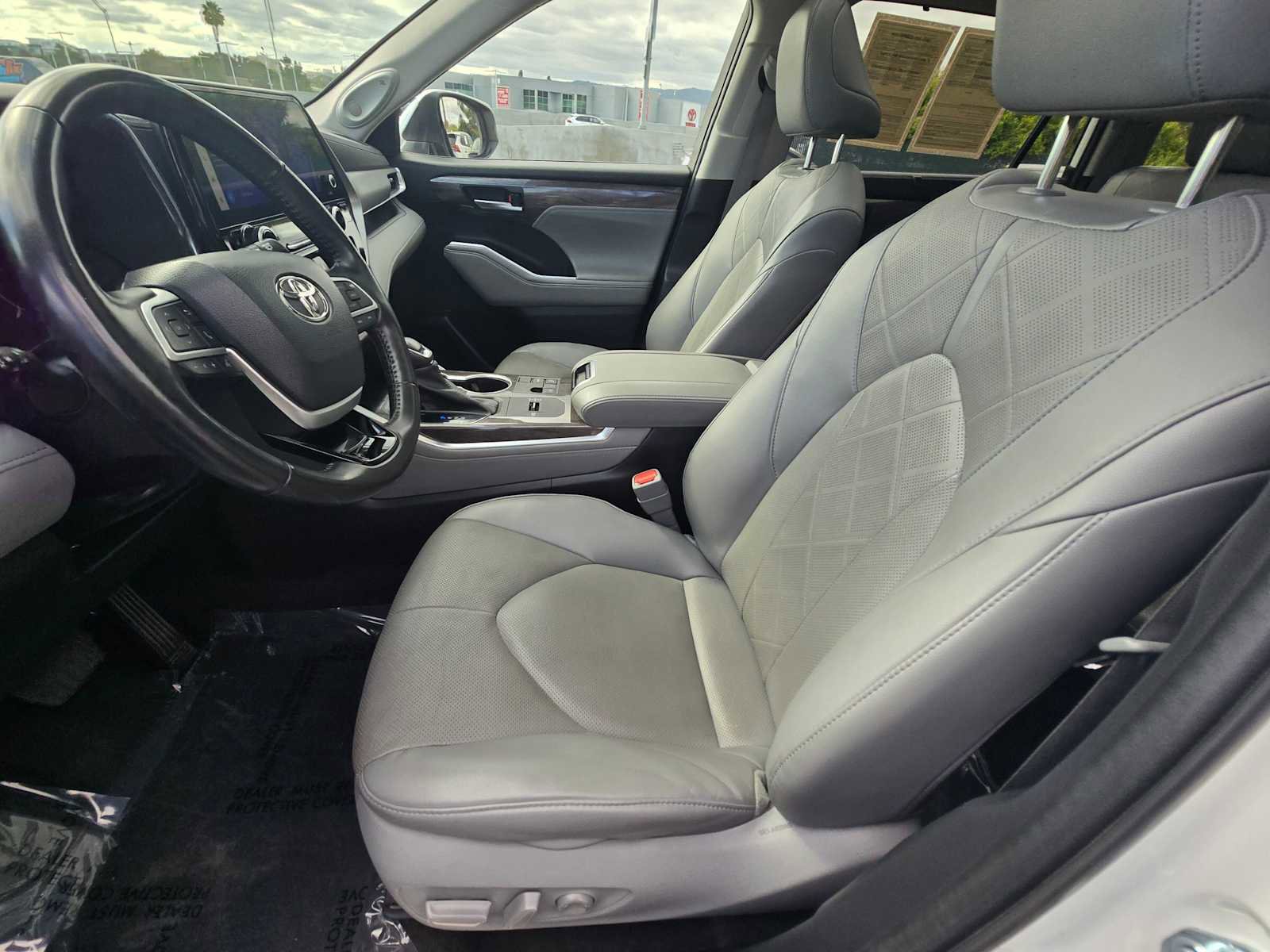 Used 2023 Toyota Highlander Platinum image 28