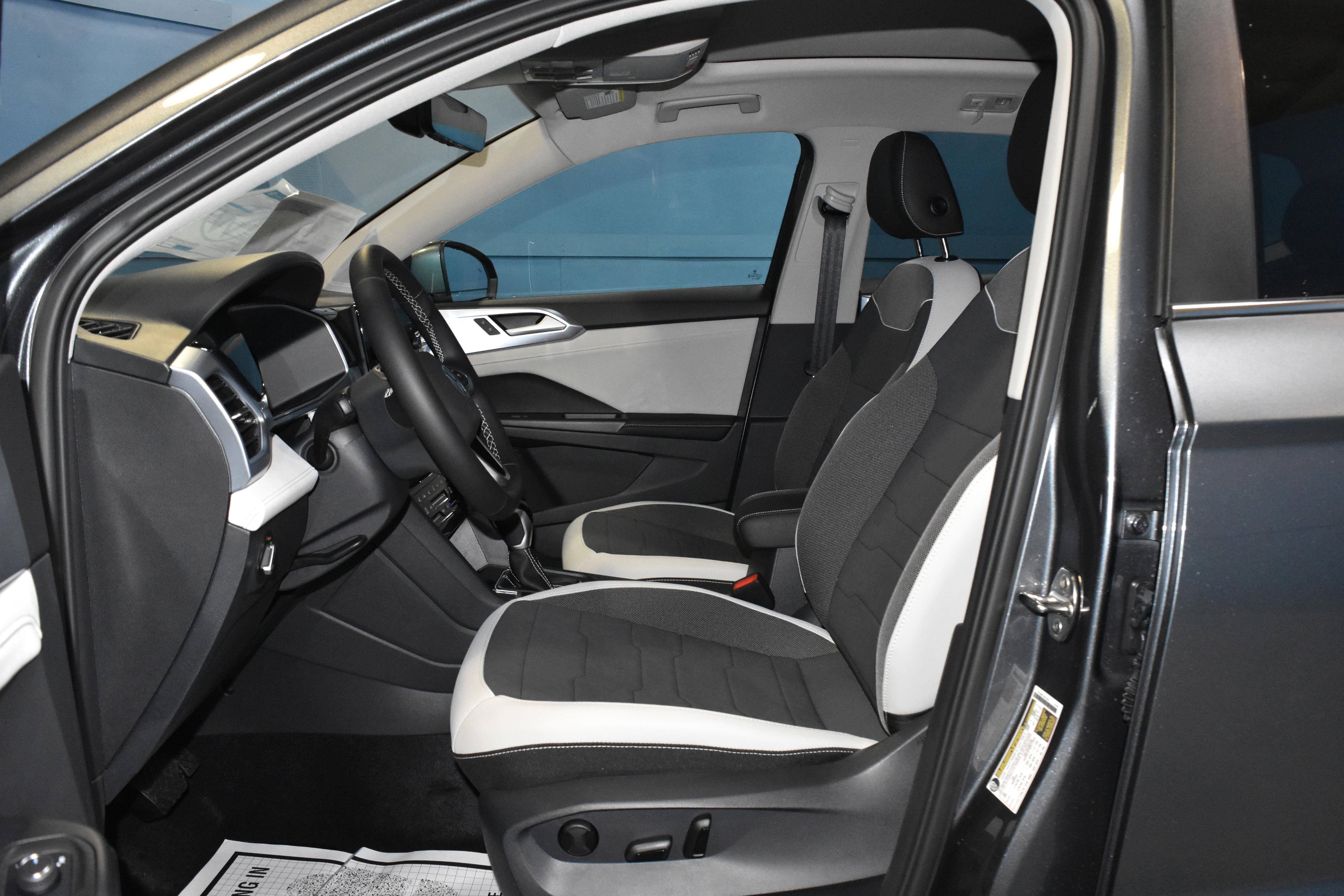 New 2025 Volkswagen Taos SE image 5