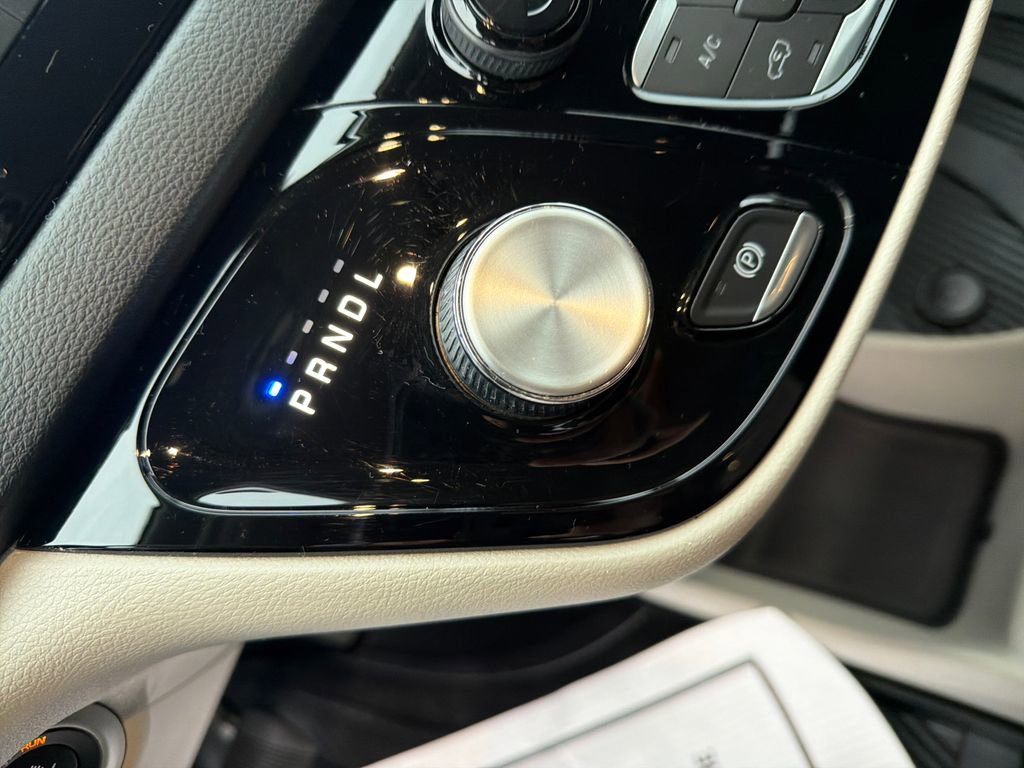 Used 2022 Chrysler Voyager LX image 22