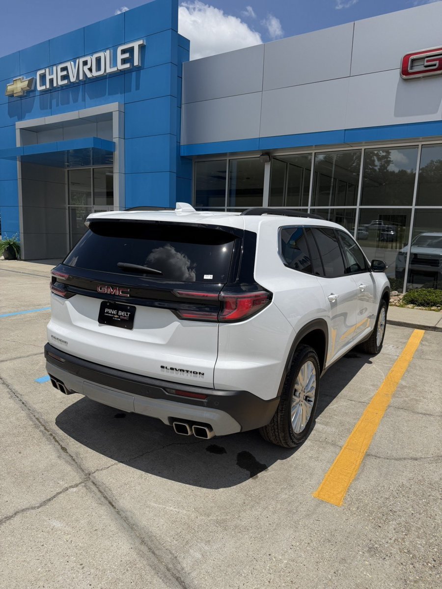 Used 2024 GMC Acadia Elevation w/ Luxury Package FWD image 4
