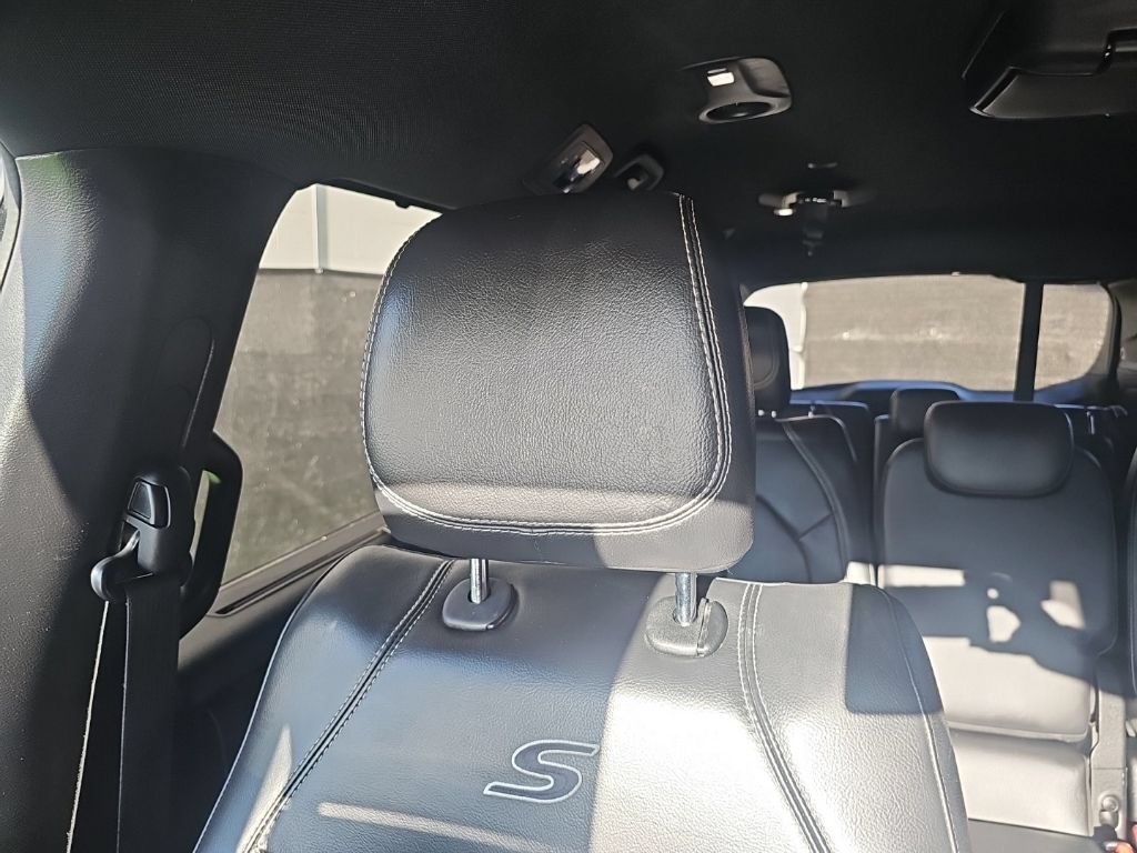 Used 2018 Chrysler Pacifica Touring-L w/ Premium Audio Group FWD image 12