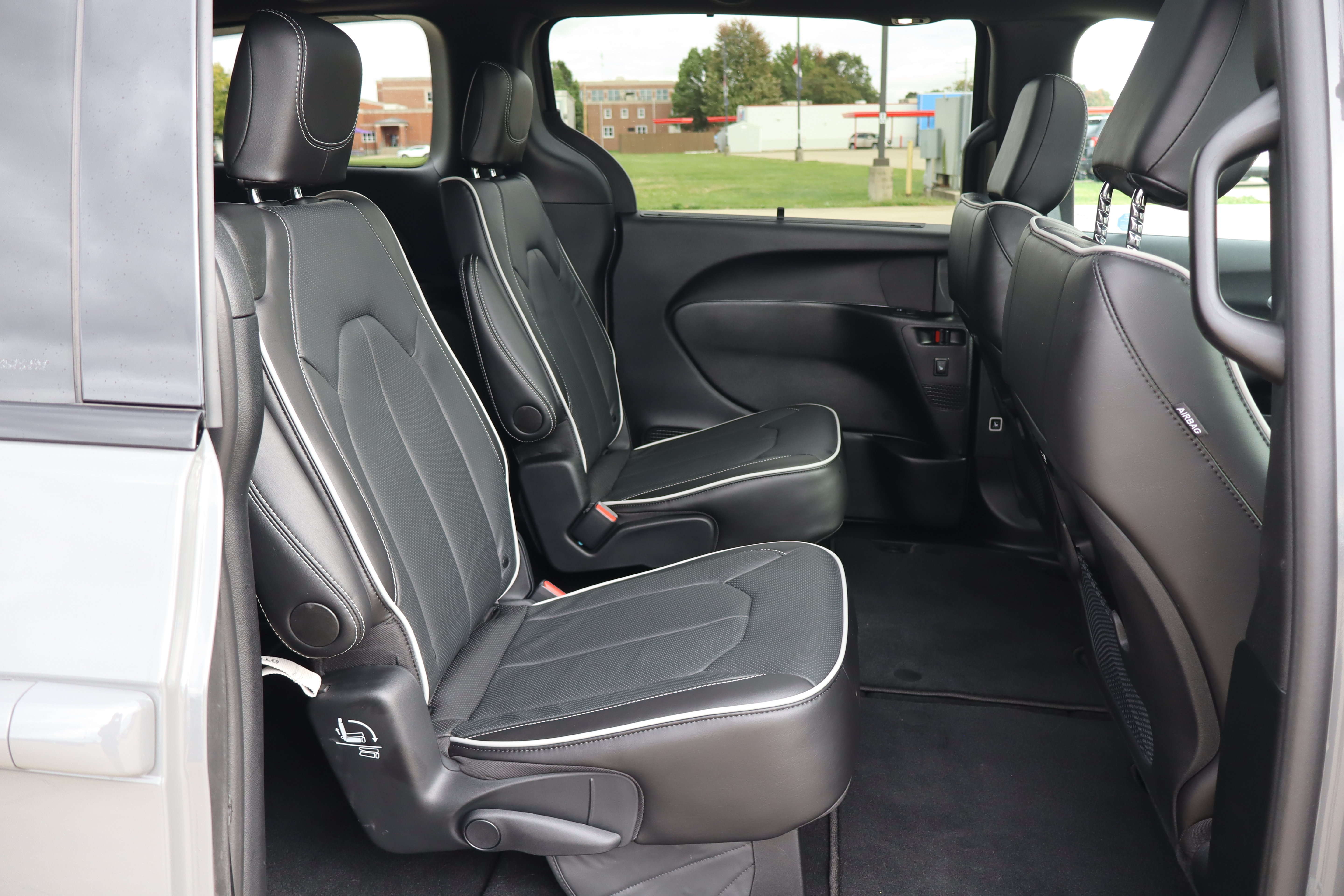 Used 2025 Chrysler Pacifica Limited FWD image 13