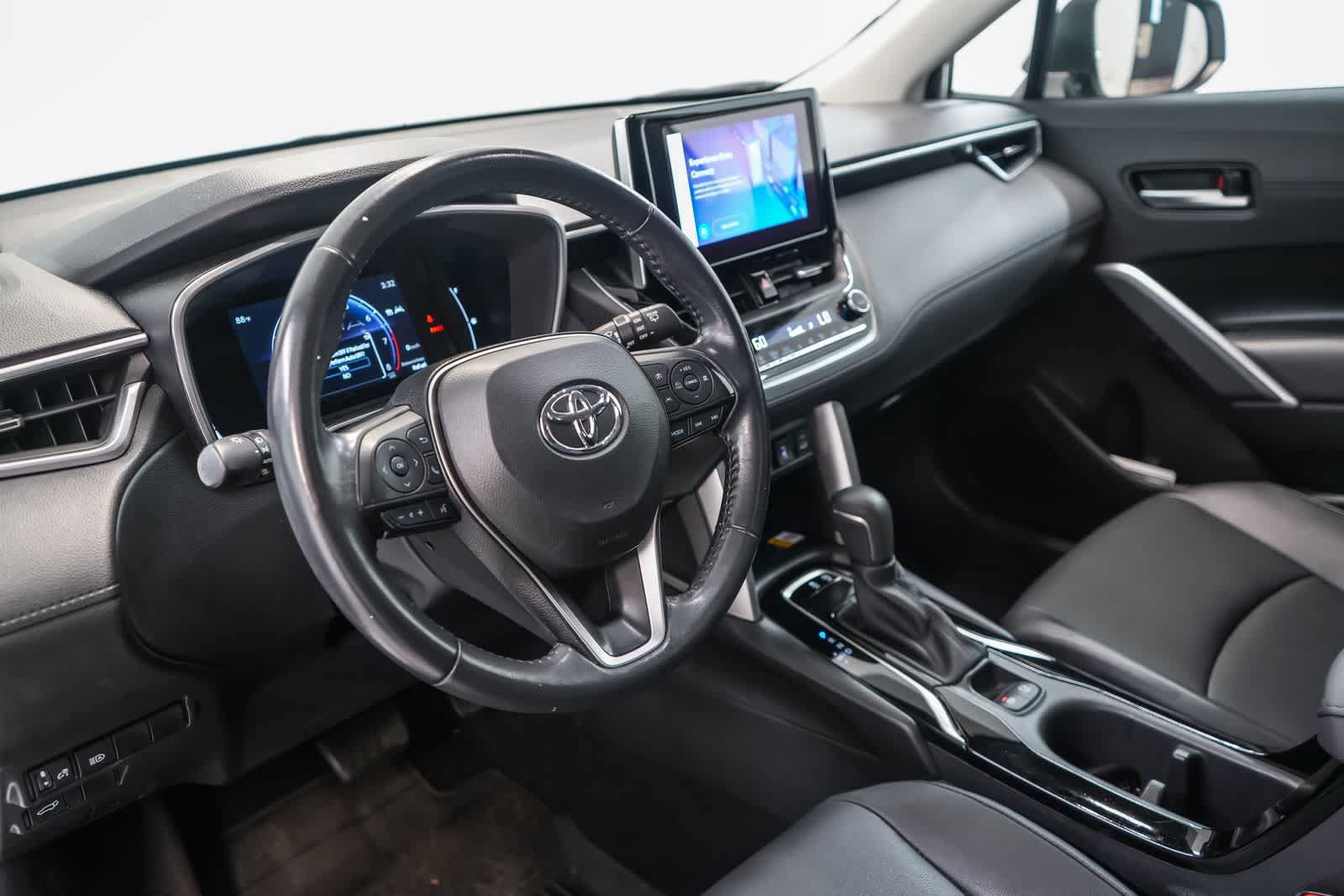 Used 2023 Toyota Corolla Cross XLE w/ Convenience Package FWD image 4