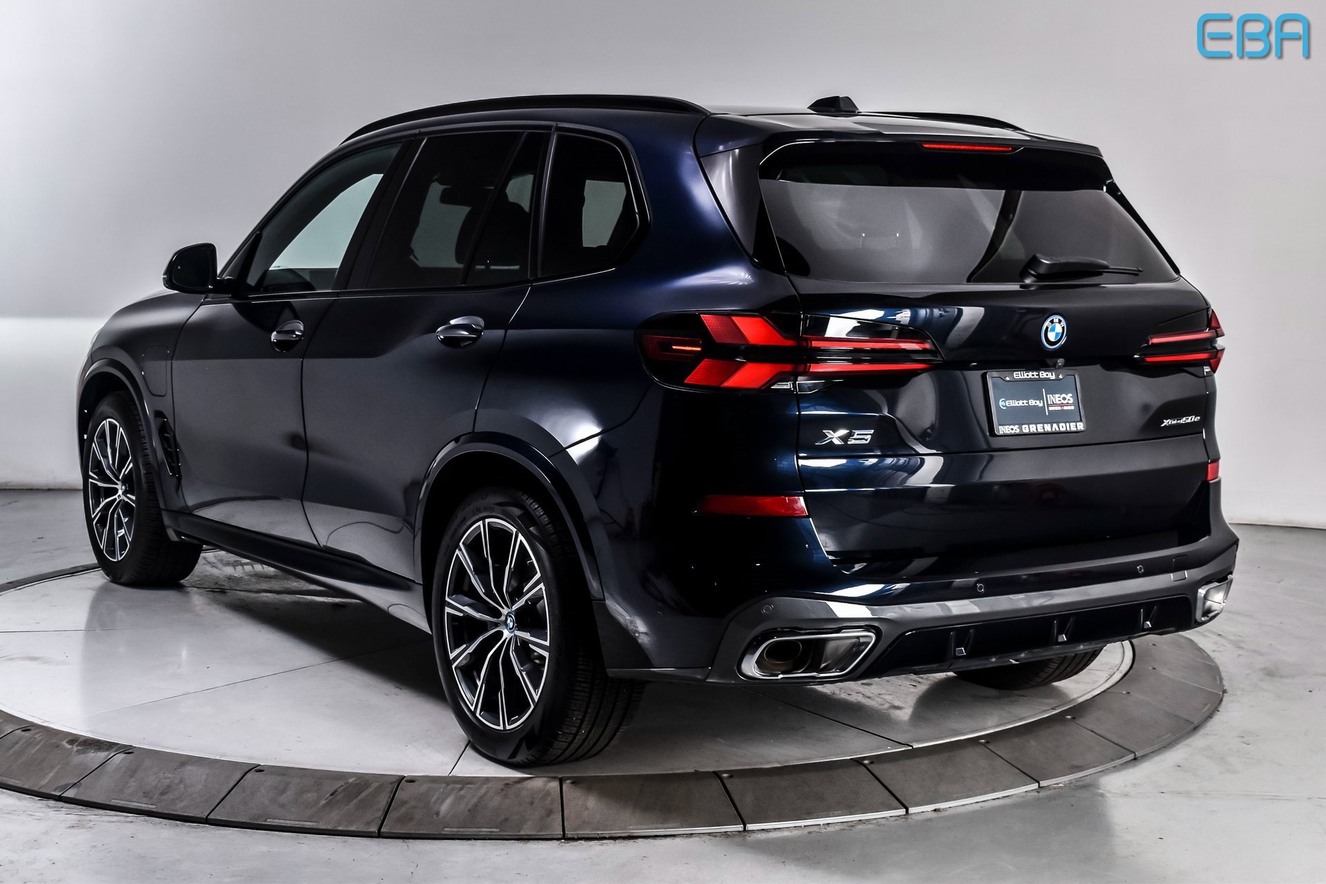Used 2025 BMW X5 xDrive50e w/ M Sport Package image 4