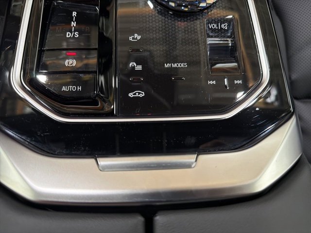 Used 2025 BMW 740i xDrive w/ Premium Package image 41