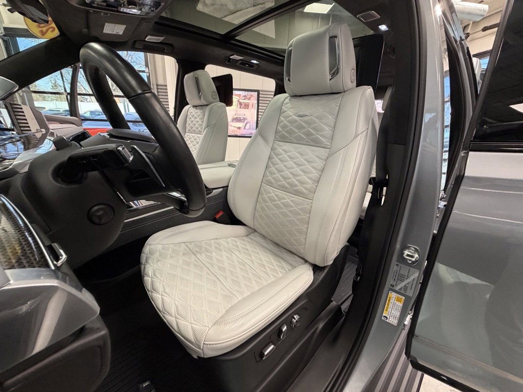 Used 2025 Cadillac Escalade ESV V image 13