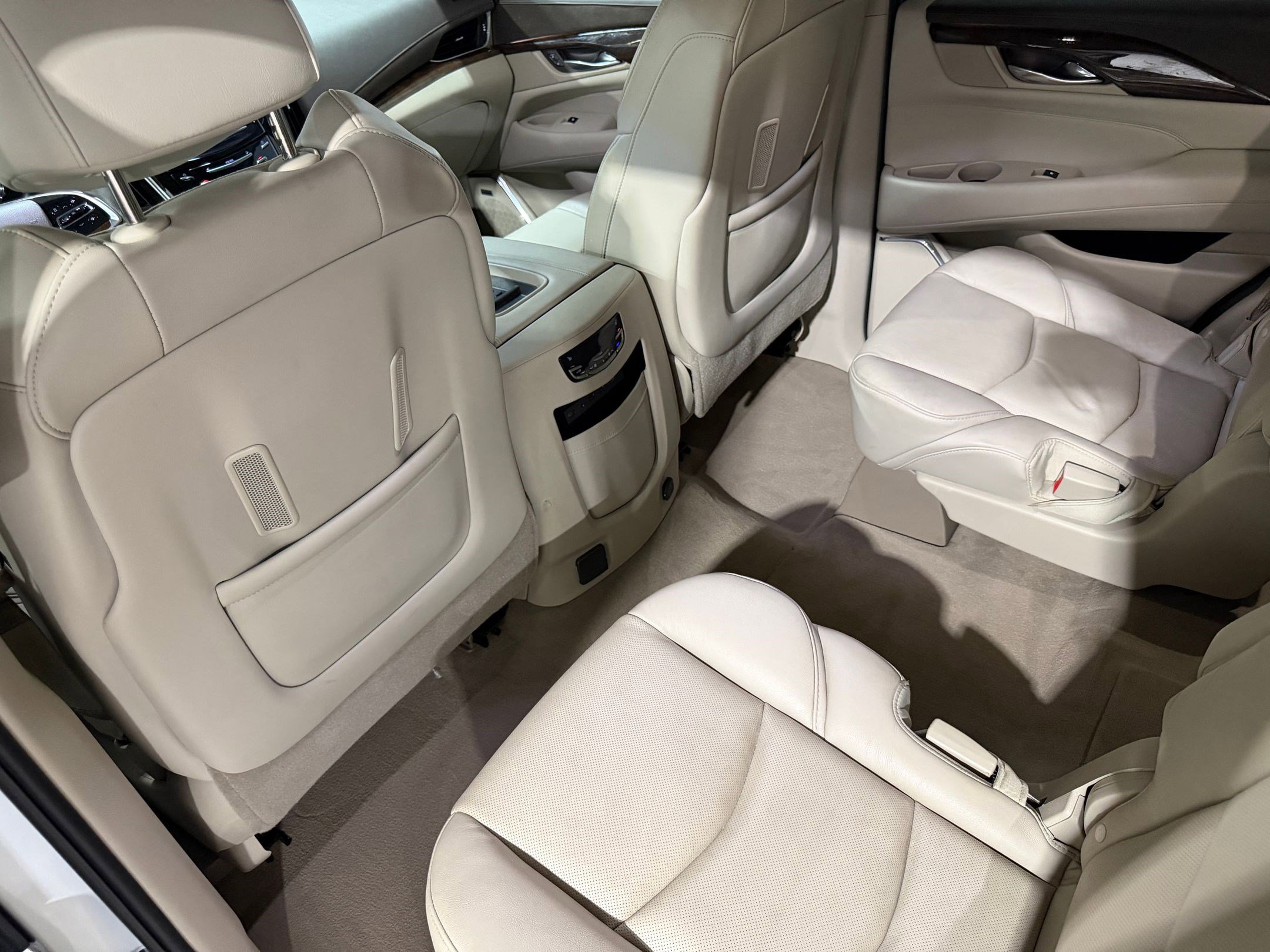 Used 2017 Cadillac Escalade Premium Luxury RWD image 37