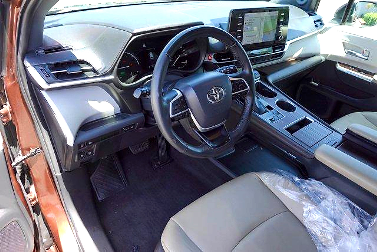 Used 2022 Toyota Sienna XLE w/ XLE Plus Package FWD image 9