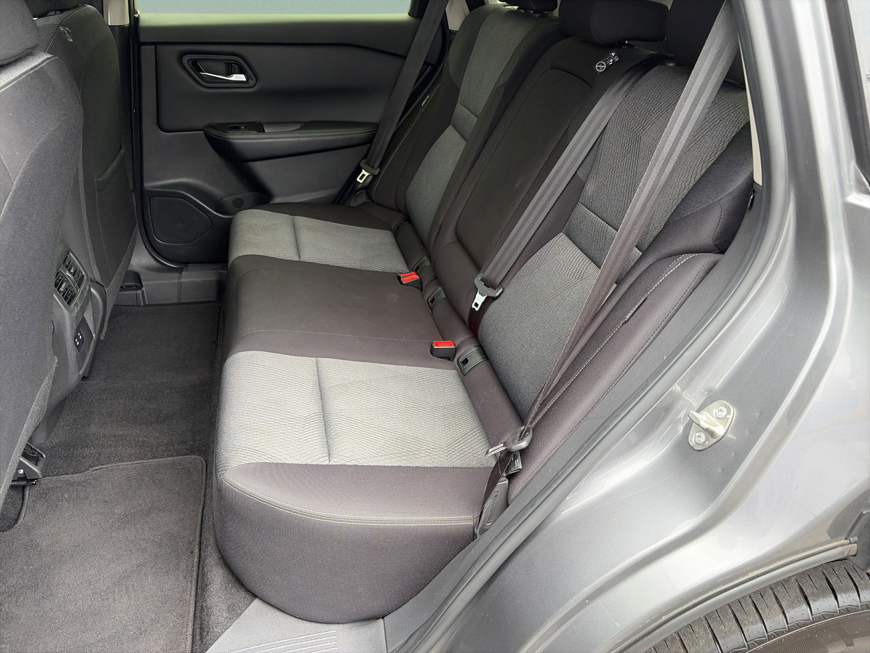 Used 2024 Nissan Rogue SV FWD image 24