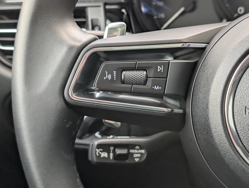 Certified 2025 Porsche Macan AWD/4WD image 22