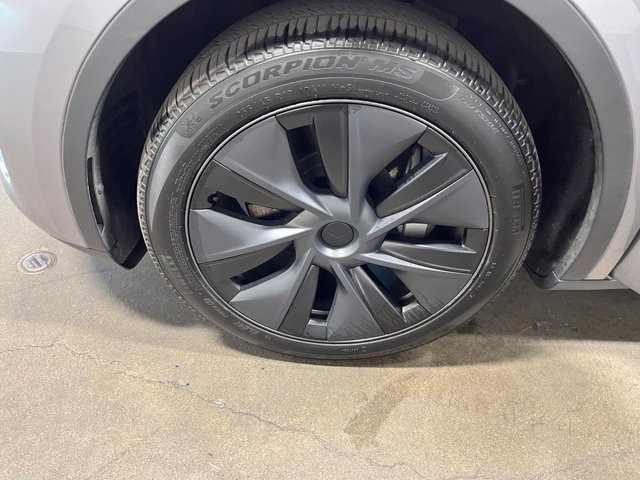 Used 2025 Tesla Model Y Long Range RWD image 30