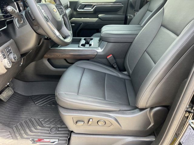 Used 2025 Chevrolet Silverado 2500 LTZ w/ LTZ Plus Package image 9