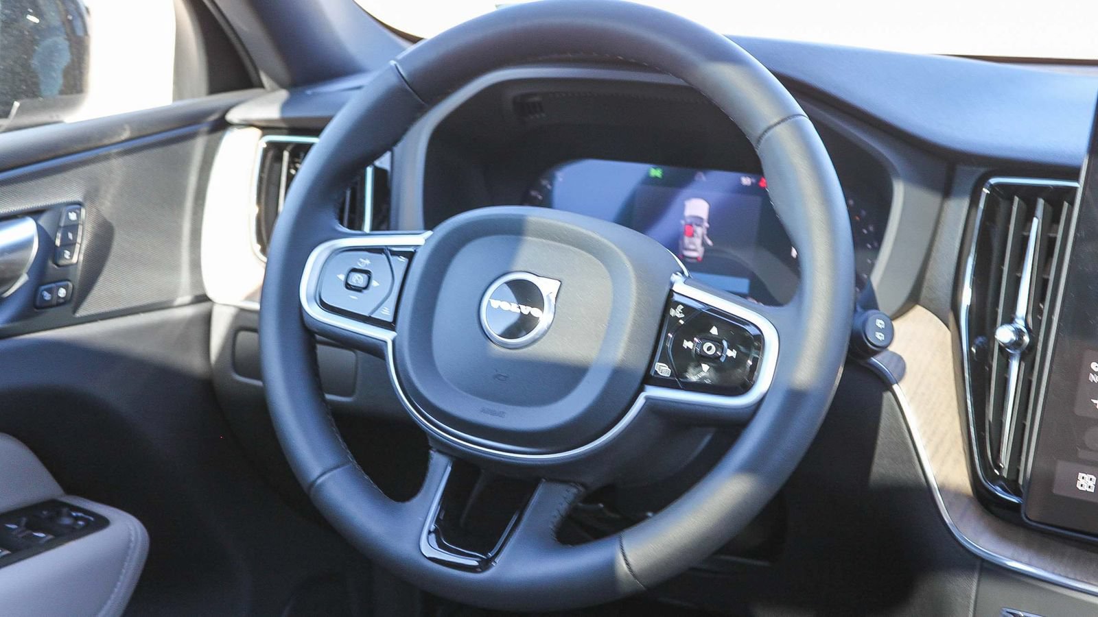 New 2026 Volvo XC60 B5 Plus w/ Climate Package PRO AWD/4WD image 46