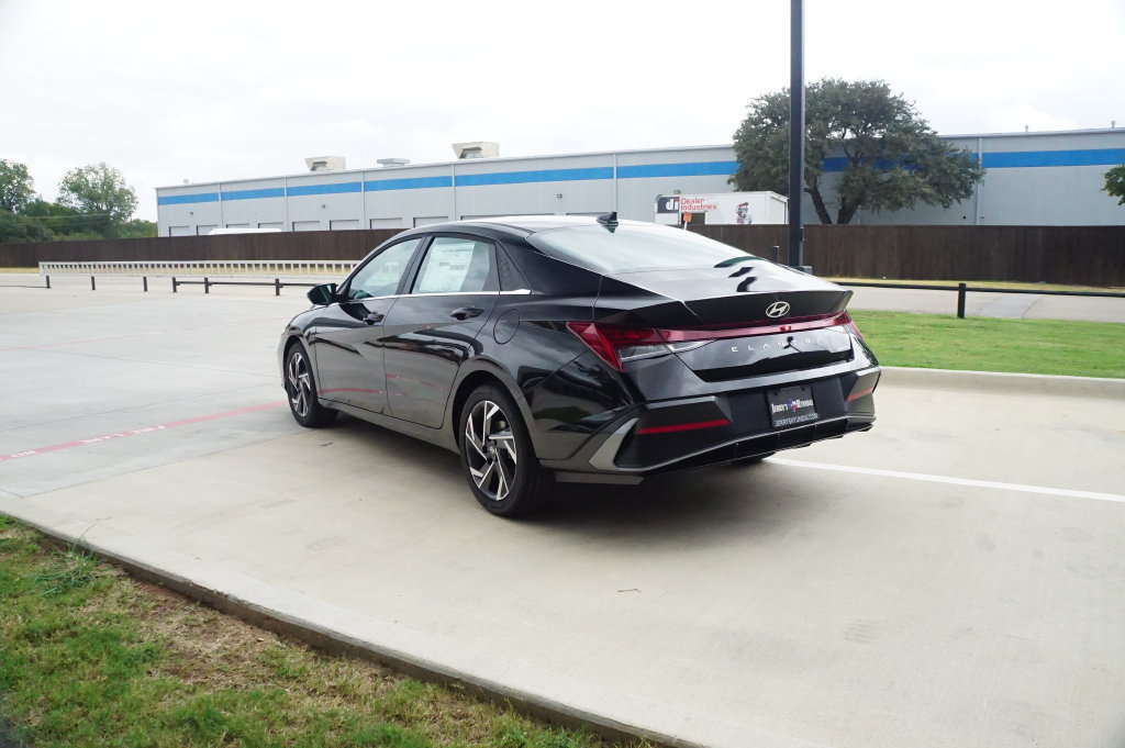 New 2026 Hyundai Elantra Limited FWD image 5