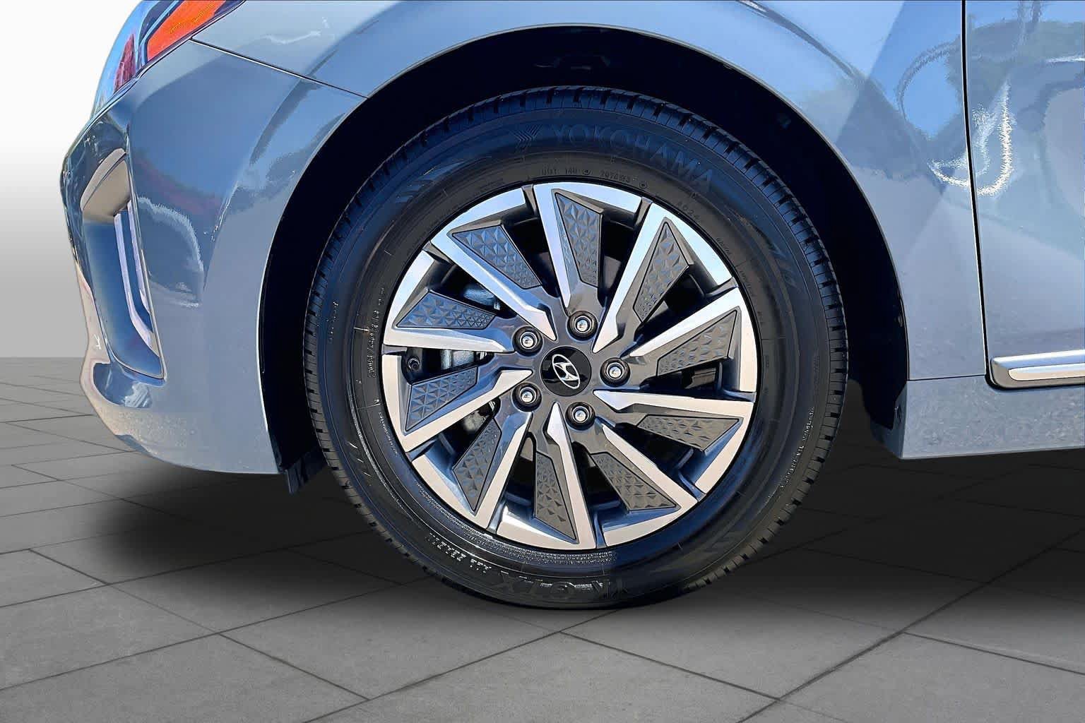 Used 2021 Hyundai Ioniq Limited FWD image 10